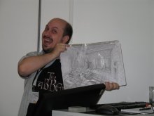 Emilio de Paz zeigt seine Skizzen.