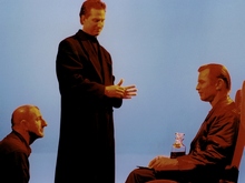 Adrian Carr, Chris Jones und Michael York am Set von Overseer