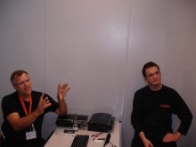 Axel Ruske, CEO von Braingame, und <br>Klaus N. Frick, Chefredakteur der <br>Perry-Rhodan-Serie, präsentieren ihr Spiel.